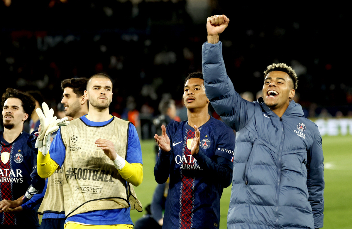 epa12920567 Desire Doue (R) of PSG and teammates celebrate with their fans after the UEFA Champions League semi-final match between Paris Saint-Germain and Bayern Munich in Paris, France 28 April 2026. PSG won 5-4. EPA/YOAN VALAT