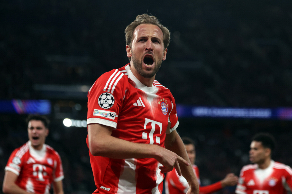TOPSHOT - Bayern Munich's English forward #09 Harry Kane celebrates after scoring his team first goal during the UEFA Champions League semi-final first leg football match between Paris Saint-Germain (PSG) and Bayern Munich at the Parc des Princes in Paris on April 28, 2026. (Photo by ALAIN JOCARD / AFP)