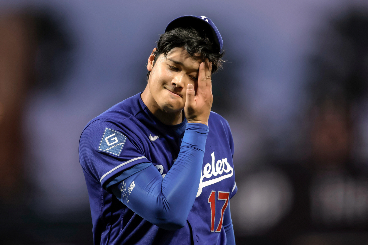 오타니가 지난 23일(한국시각) 샌프란시스코 자이언츠전에 선발등판해 6회를 마친 뒤 얼굴을 훔치며 마운드를 내려가고 있다. AP연합뉴스