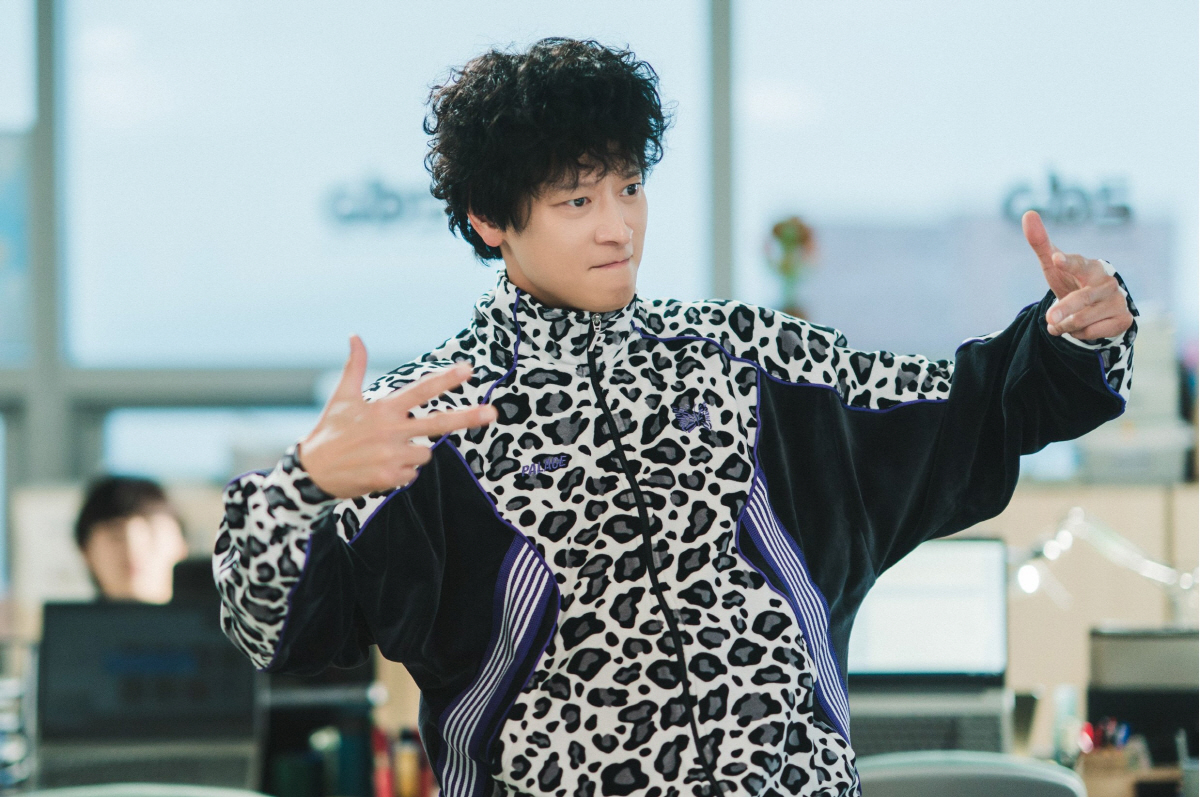 강동원, '검사외전' 속 '붐바스틱'부터 심상치 않더라니 "윈드밀X헤드스핀 주특기 댄싱머신"