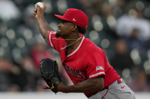 홈런 1위 무라카미 3K 제압했지만, ERA 0.28→0.84 소리아노 '5이닝 3실점' 올시즌 최악 피칭