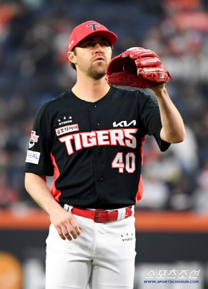 '충격 불명예 2위' KIA 30억 특급 에이스, 왜 이러나…'ERA 0.76' 이 팀에 난타 더 충격이다