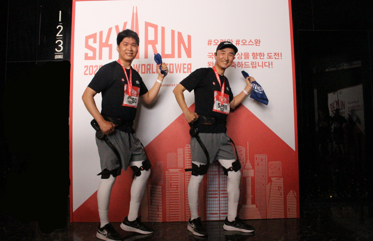◇지난 19일 롯데온 임직원들이 하이퍼쉘을 착용하고 수직 마라톤 대회 '2026 롯데월드타워 스카이런'에 참가해 1층부터 123층까지 계단을 오르며 완주에 성공했다. 사진제공=롯데온