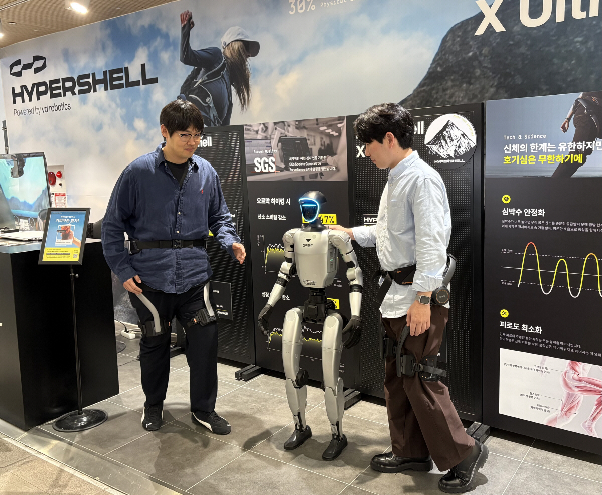 ◇전자랜드 용산본점에서 고객들이 로봇을 체험하고 있다. 사진제공=전자랜드