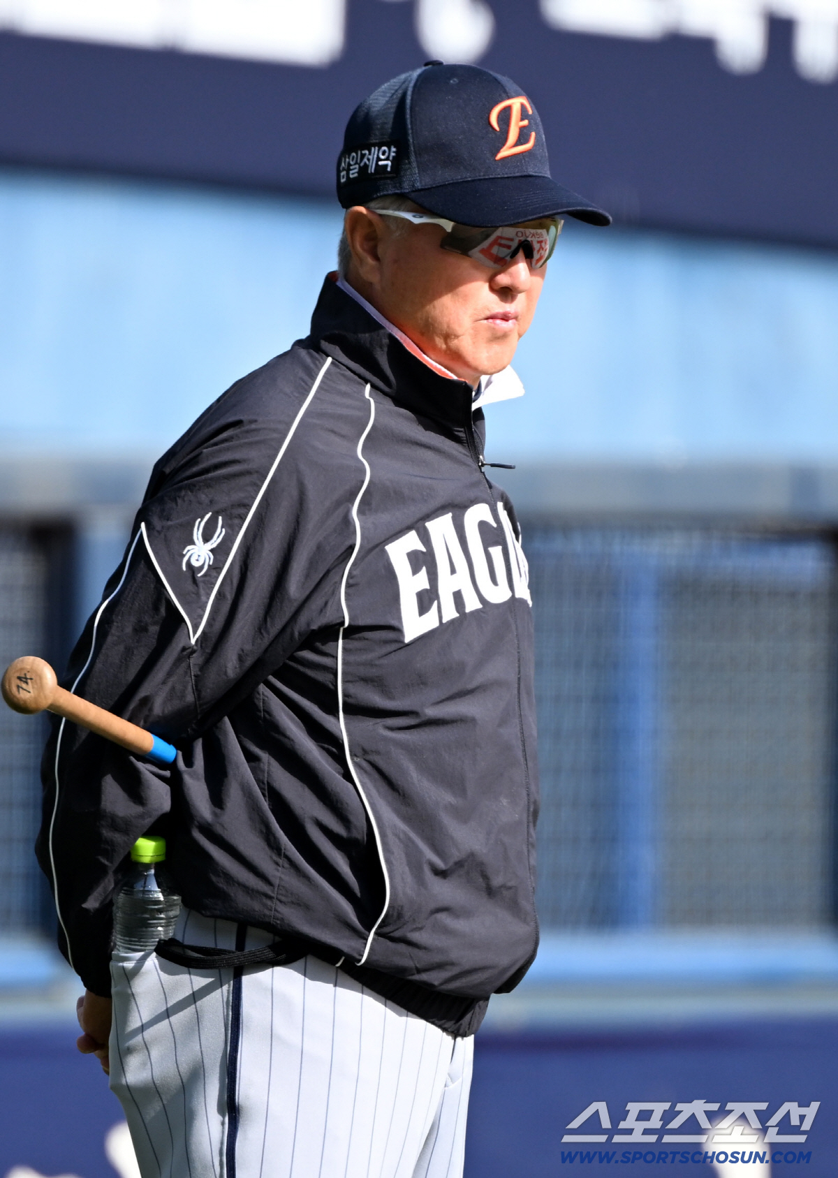 22일 잠실구장에서 열린 LG와 한화의 경기. 한화 김경문 감독이 타격 훈련을 지켜보고 있다. 잠실=박재만 기자 pjm@sportschosun.com/2026.04.22/
