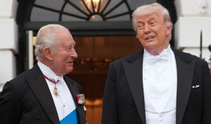 트럼프 대통령, 영국 국왕과 친척?…