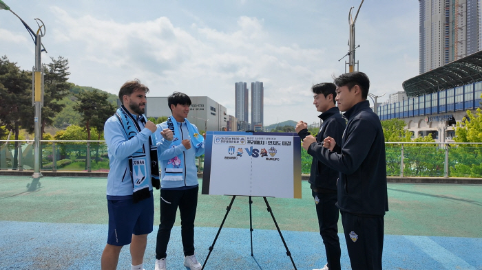 "경기 전부터 인지도 대결로 활활"...천안아산더비, 천안아산역에서 이미 스타트! 프리매치로 더비 분위기 후끈