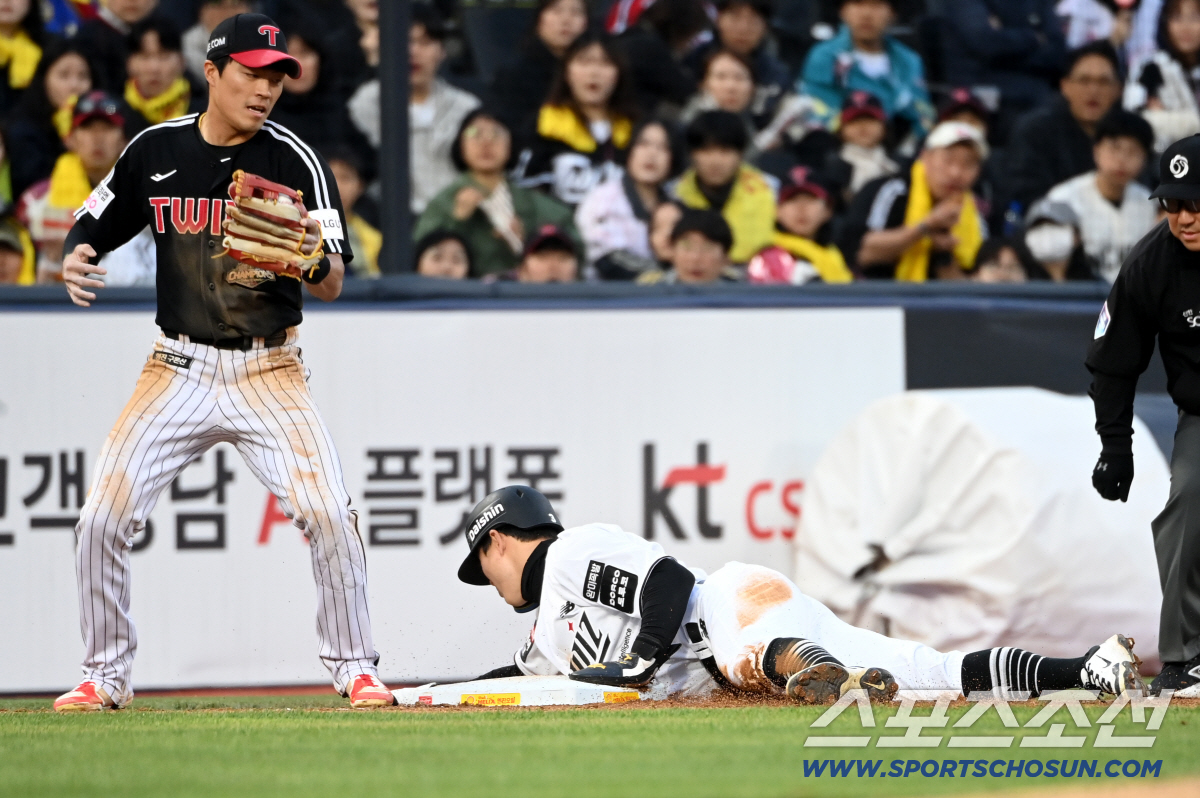 28일 수원KT위즈파크에서 열린 LG와 KT의 경기, 1회말 2사 1,2루 힐리어드 타석때 2루주자 최원준이 2루 도루를 성공하고 있다. 수원=허상욱 기자 wook@sportschosun.com/2026.04.28/