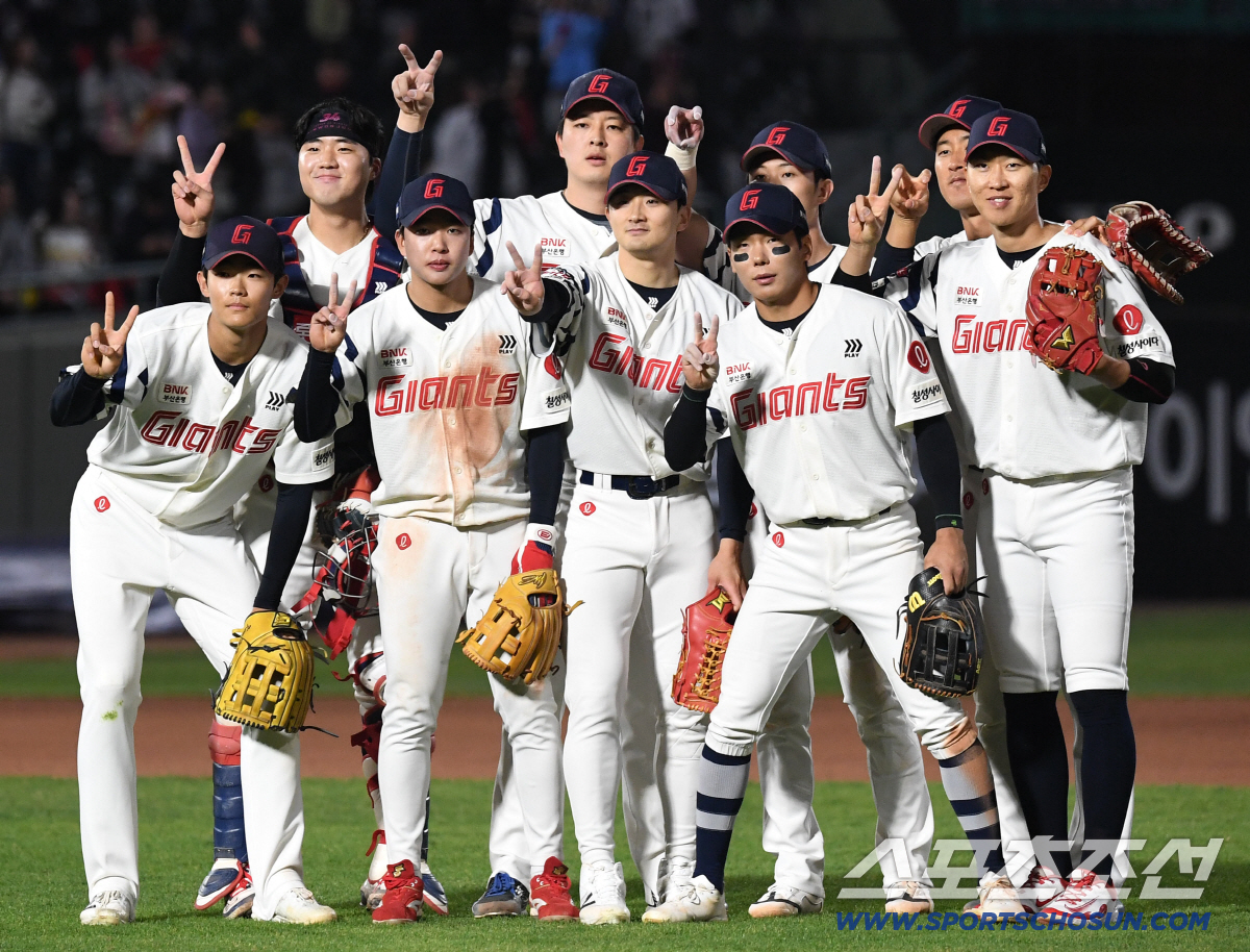 28일 부산 사직야구장에서 열린 롯데와 키움의 경기. 롯데가 키움에 5대 4로 승리했다. 경기 종료 후 승리의 세리머니를 펼치고 있는 롯데 선수들. 부산=송정헌 기자 songs@sportschosun.com/2026.04.28/