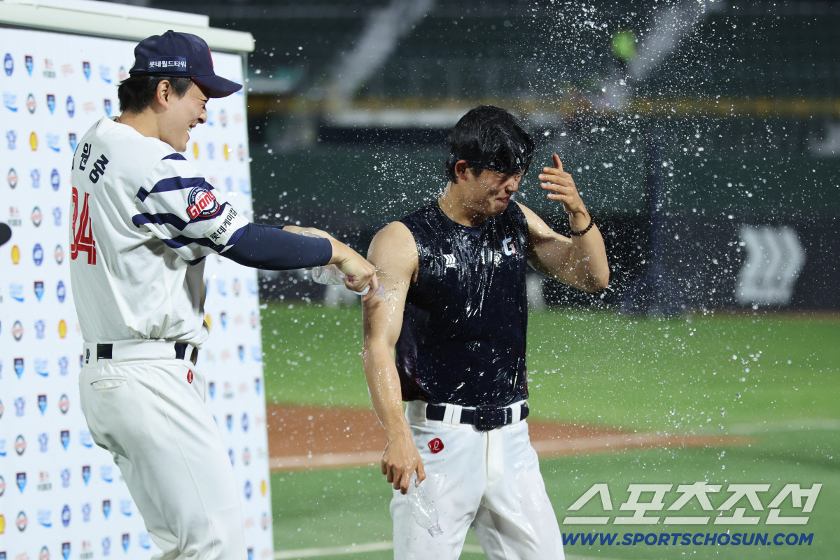 28일 부산 사직야구장에서 열린 롯데와 키움의 경기. 인터뷰 후 현도훈의 승리를 축하해주는 김원중.