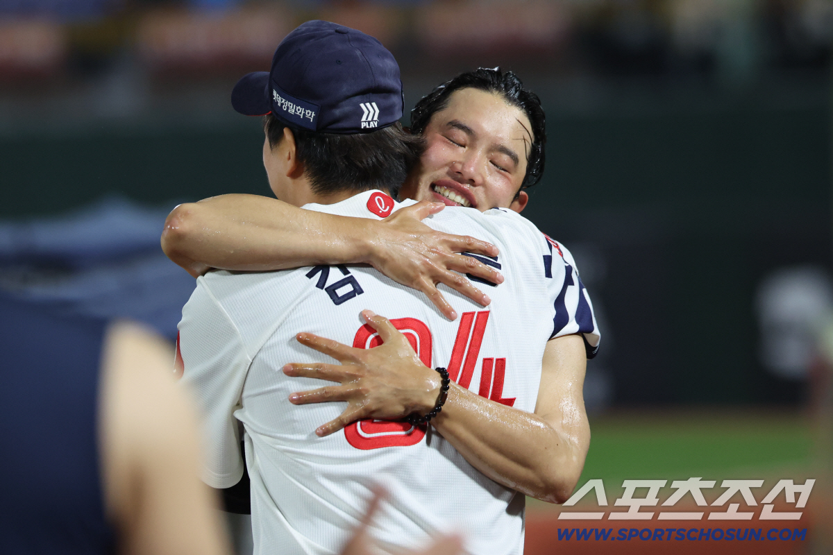 28일 부산 사직야구장에서 열린 롯데와 키움의 경기. 인터뷰 후 현도훈의 승리를 축하해주는 김원중.