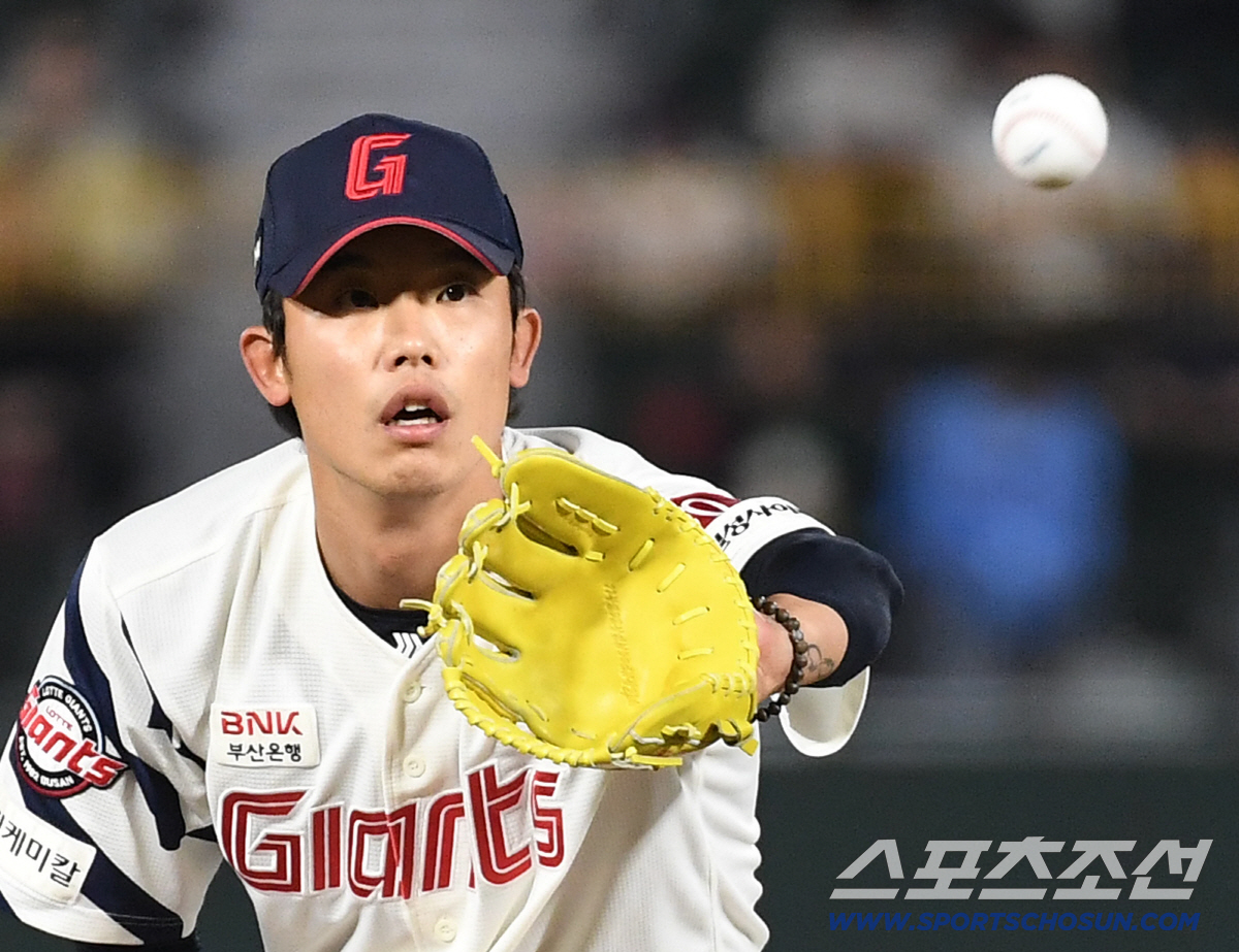 28일 부산 사직야구장에서 열린 롯데와 키움의 경기. 투구하고 있는 롯데 현도훈. 부산=송정헌 기자 songs@sportschosun.com/2026.04.28/