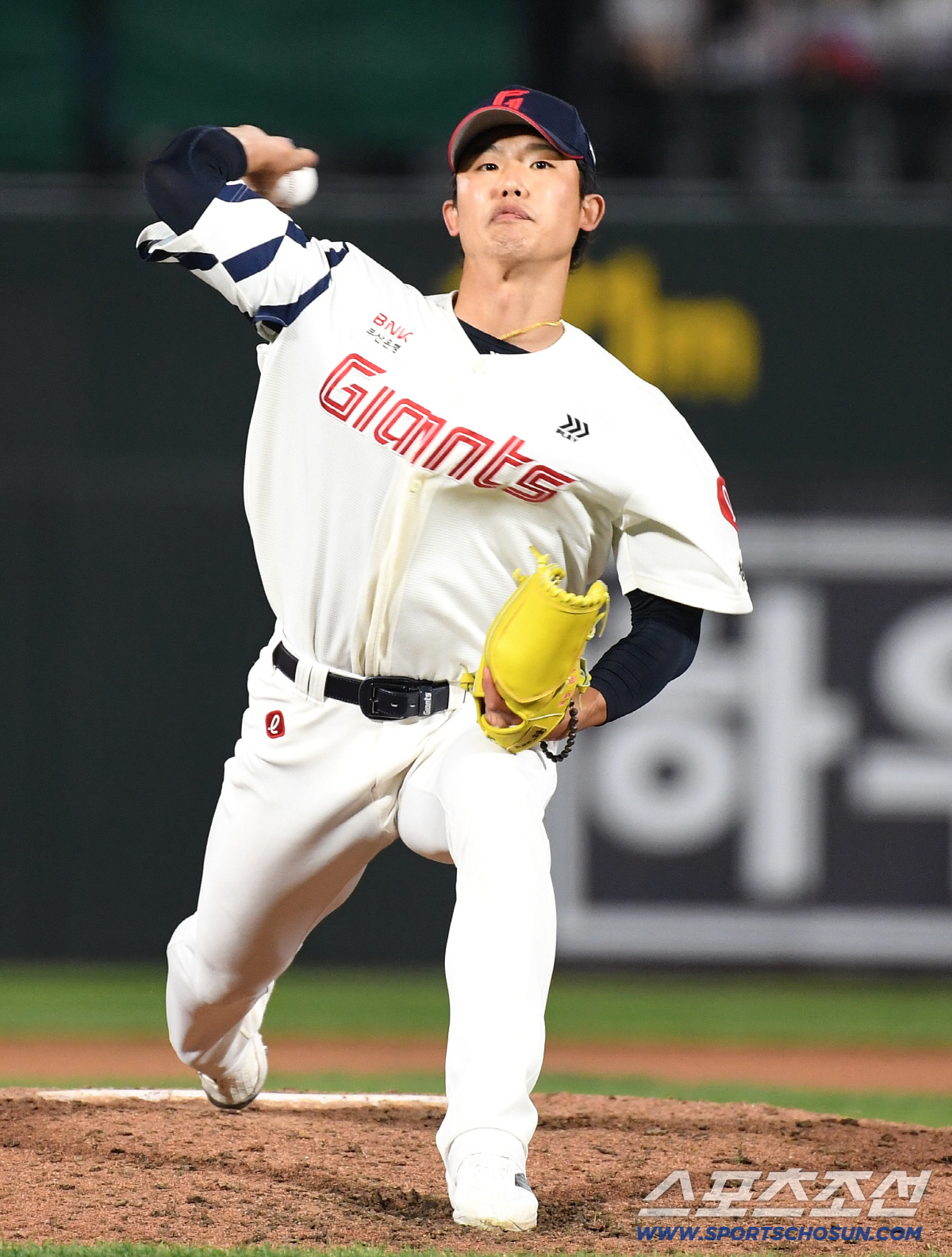 28일 부산 사직야구장에서 열린 롯데와 키움의 경기. 투구하고 있는 롯데 현도훈. 부산=송정헌 기자 songs@sportschosun.com/2026.04.28/
