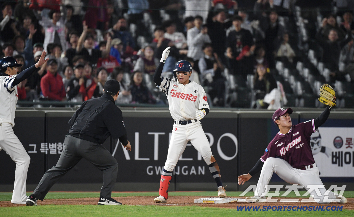 28일 부산 사직야구장에서 열린 롯데와 키움의 경기. 6회 2타점 3루타 날린 롯데 장두성. 부산=송정헌 기자 songs@sportschosun.com/2026.04.28/