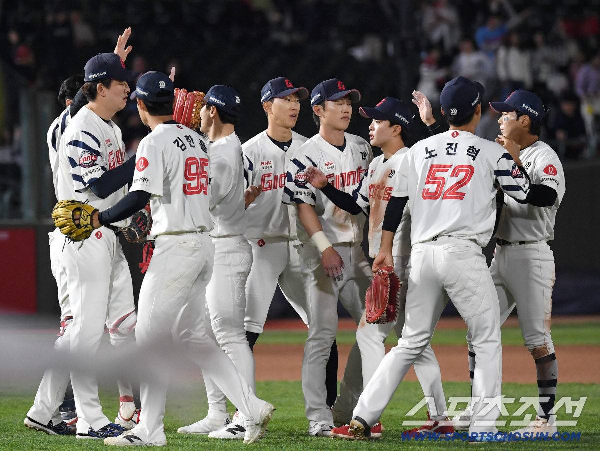 28일 부산 사직야구장에서 열린 롯데와 키움의 경기. 롯데가 키움에 5대 4로 승리했다. 경기 종료 후 승리의 기쁨을 나누고 있는 롯데 선수들. 부산=송정헌 기자 songs@sportschosun.com/2026.04.28/