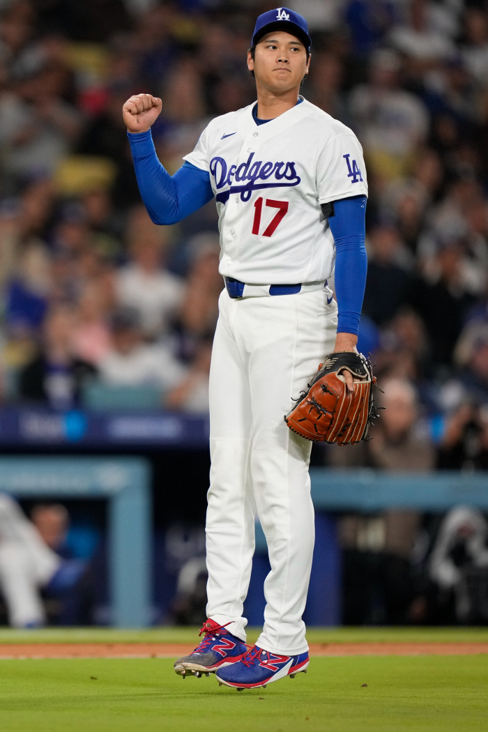 '이도류' 버린 오타니 리스크 극복 미쳤다! 100마일 직구 뿌려 만루 위기 탈출…김혜성도 호수비 지원 'MIA에 1-2패'