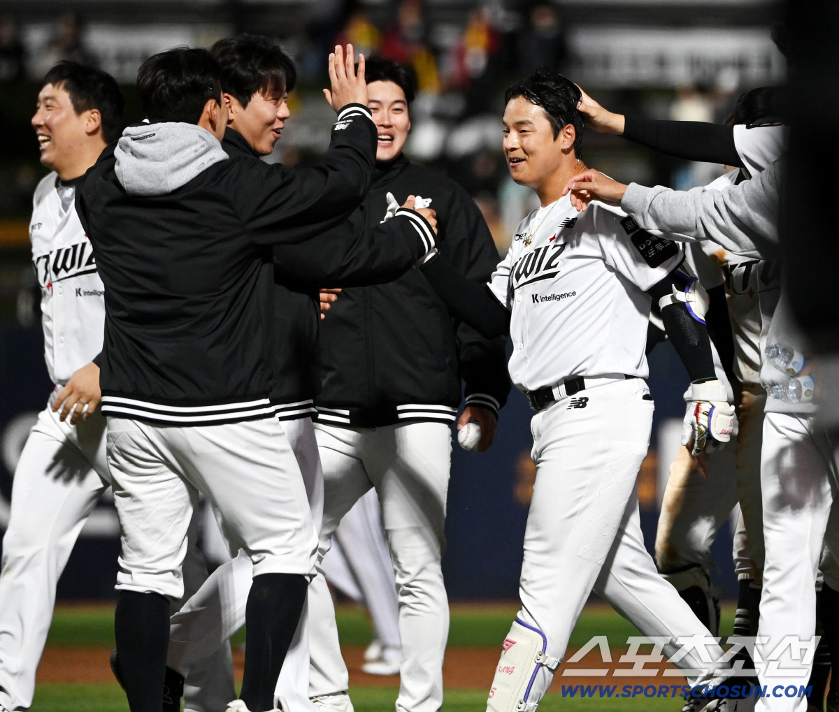 28일 수원KT위즈파크에서 열린 LG와 KT의 경기, 연장10회말 2사 1,2루 KT 강민성이 끝내기 안타를 치고 기쁨을 나누고 있다. 수원=허상욱 기자 wook@sportschosun.com/2026.04.28/