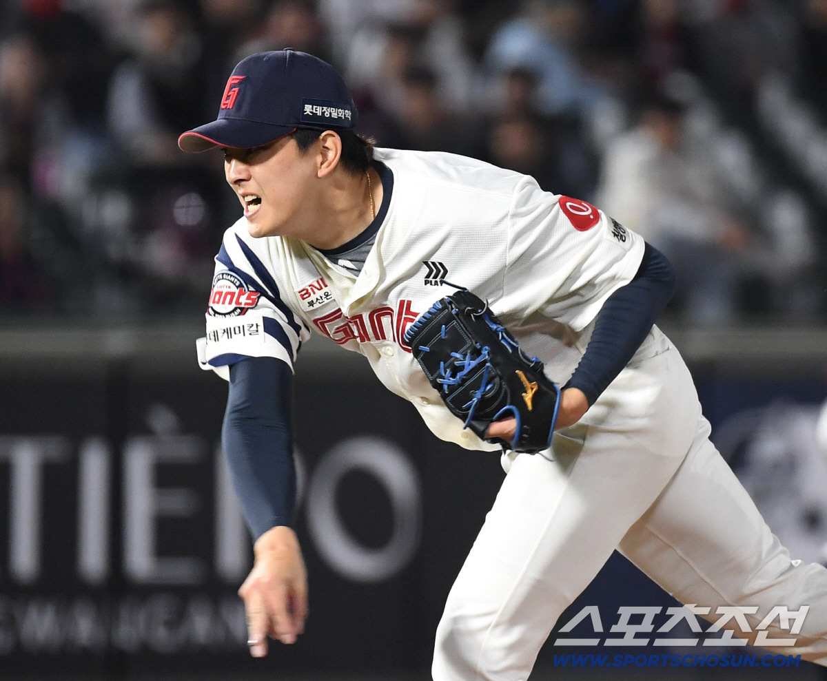 28일 부산 사직야구장에서 열린 롯데와 키움의 경기. 투구하고 있는 롯데 김원중. 부산=송정헌 기자 songs@sportschosun.com/2026.04.28/