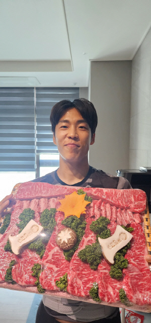 '이래서 함멘' 함영주 하나금융그룹 회장, '척추 부상' 마사에 '한우' 쐈다