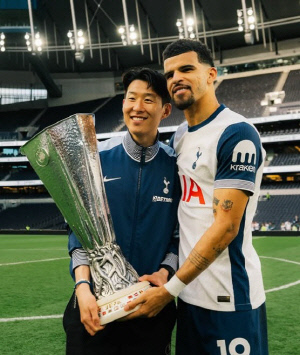 정녕 하늘은 토트넘 버렸나, "SON 유니폼 인생 최고 보물" 손흥민 바라기 스트라이커마저 시즌 아웃 유력 '강등 그림자 드리워'