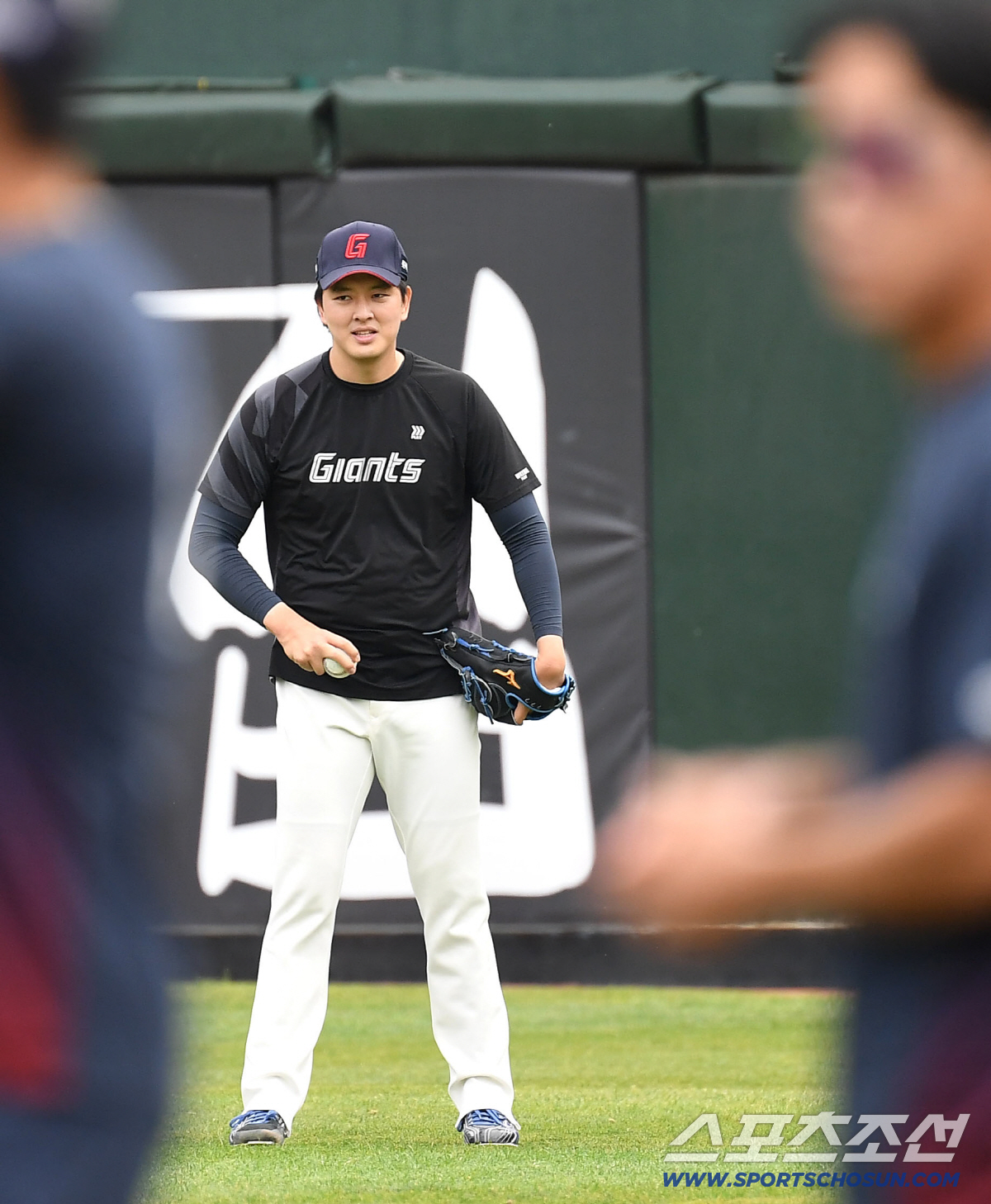 28일 부산 사직야구장에서 열리는 롯데와 키움의 경기. 동료들과 함께 몸을 풀고 있는 롯데 김원중. 부산=송정헌 기자 songs@sportschosun.com/2026.04.28/