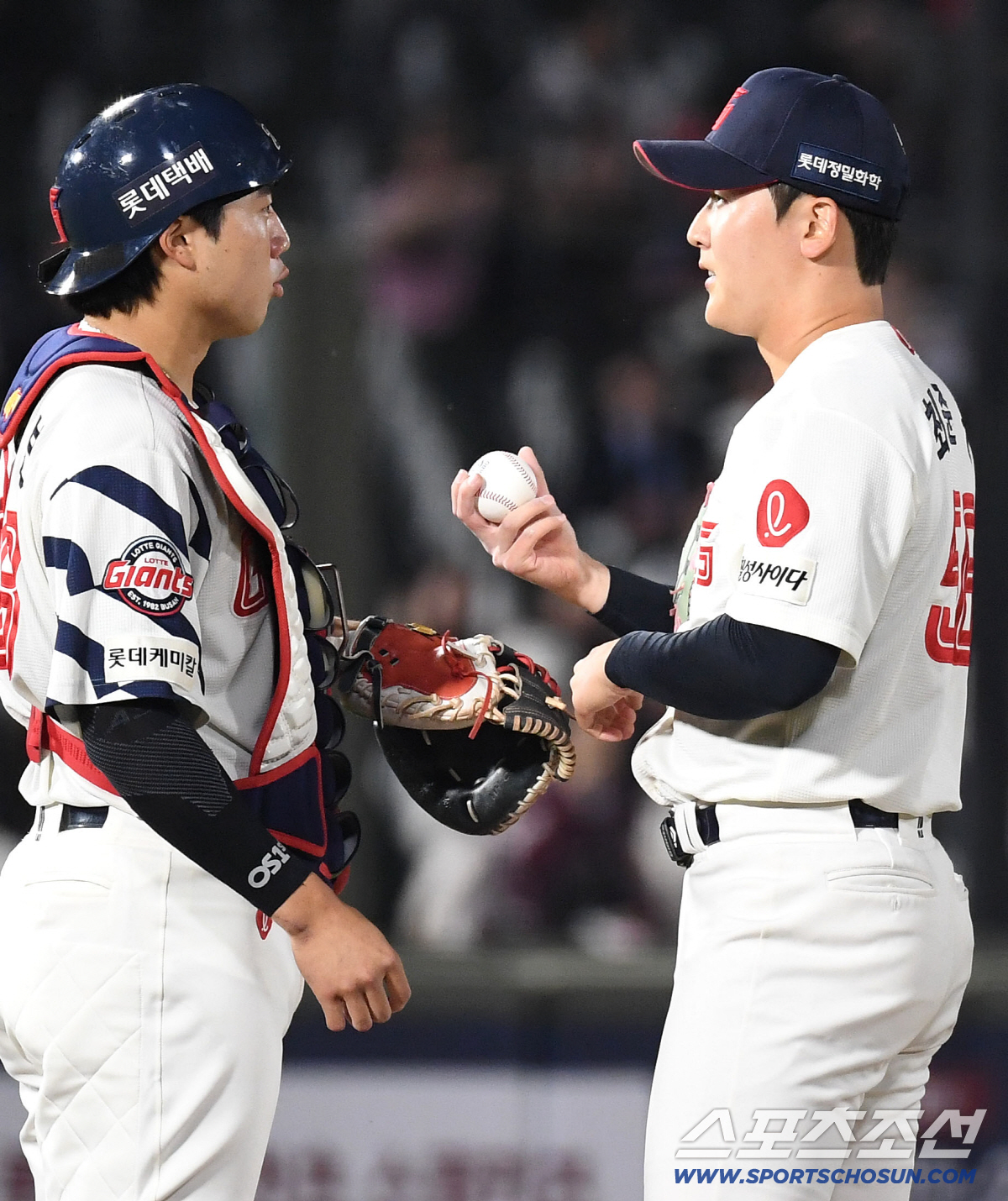 28일 부산 사직야구장에서 열린 롯데와 키움의 경기. 9회 제구력 난조를 보이며 실점을 허용한 롯데 최준용. 부산=송정헌 기자 songs@sportschosun.com/2026.04.28/