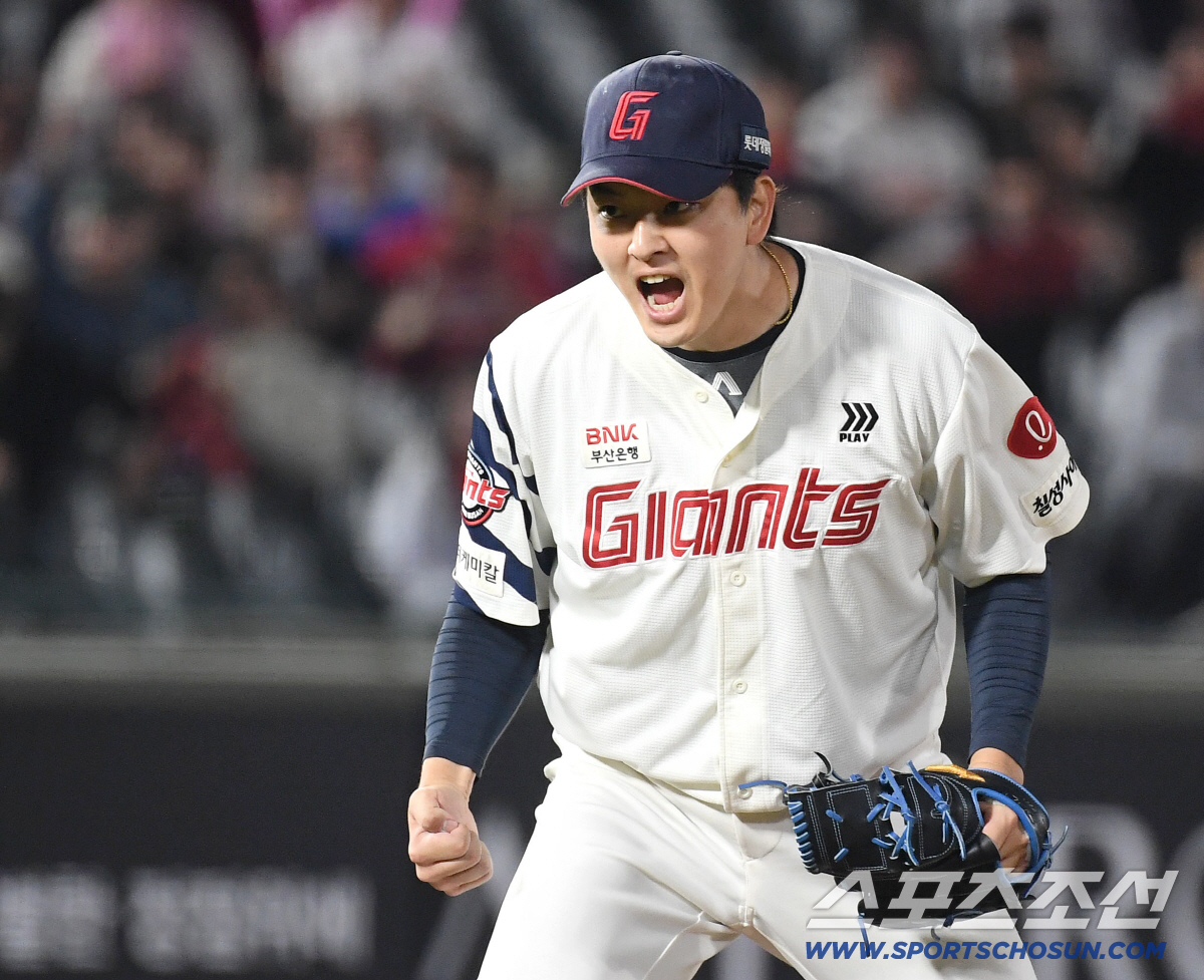 28일 부산 사직야구장에서 열린 롯데와 키움의 경기. 롯데가 키움에 5대 4로 승리했다. 경기 종료 후 포효하는 김원중. 부산=송정헌 기자 songs@sportschosun.com/2026.04.28/