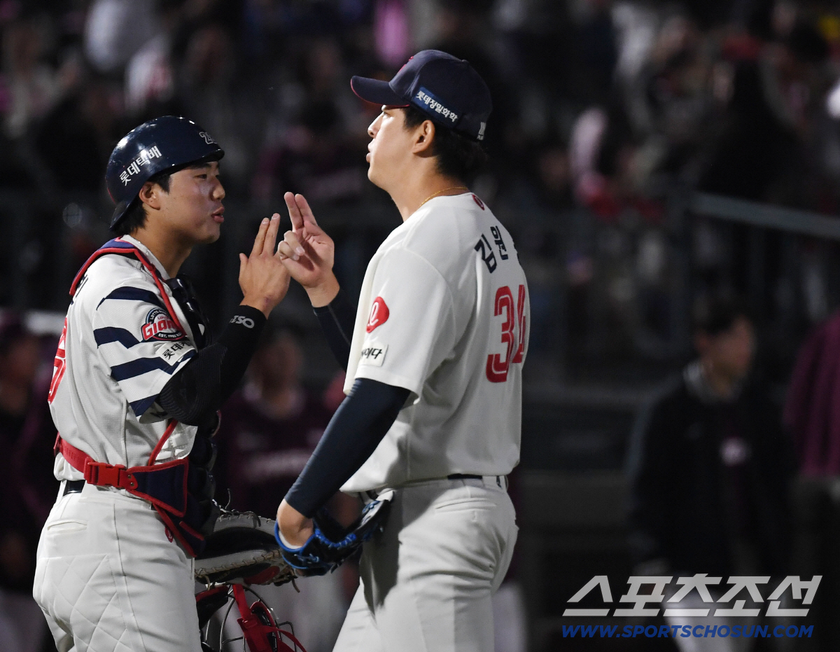 28일 부산 사직야구장에서 열린 롯데와 키움의 경기. 롯데가 키움에 5대 4로 승리했다. 경기 종료 후 승리의 기쁨을 나누고 있는 김원중, 손성빈. 부산=송정헌 기자 songs@sportschosun.com/2026.04.28/