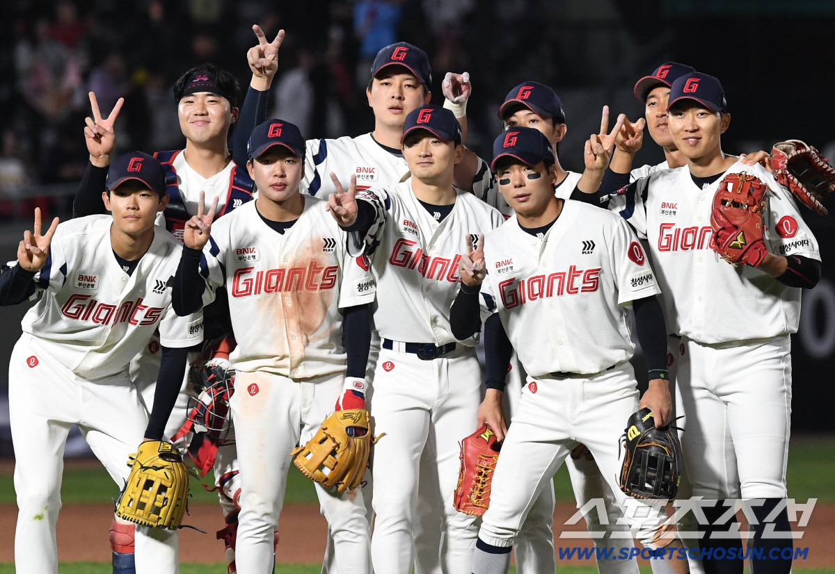 28일 부산 사직야구장에서 열린 롯데와 키움의 경기. 롯데가 키움에 5대 4로 승리했다. 경기 종료 후 승리의 세리머니를 펼치고 있는 롯데 선수들. 부산=송정헌 기자 songs@sportschosun.com/2026.04.28/