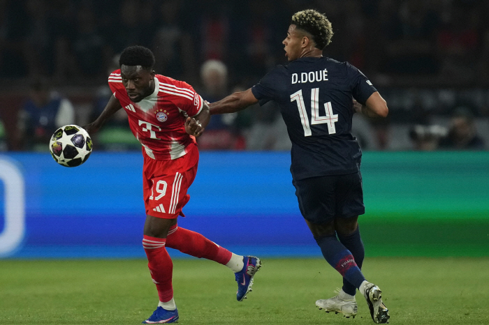 "그거 페널티킥 아닙니다"  시어러+루니, 알폰스 데이비스 핸드볼 반칙 PK 오심 주장.."굴절된 걸 PK 주면 안 된다"