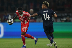 "그거 페널티킥 아닙니다"  시어러 루니, 알폰스 데이비스 핸드볼 반칙 PK 오심 주장.."굴절된 걸 PK 주면 안 된다"