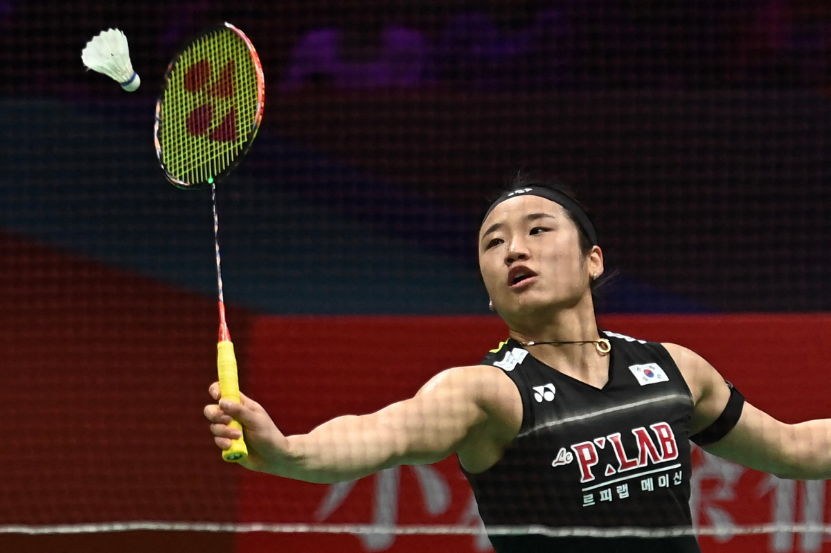 South Korea's An Se-young hits a return to South Korea?s Sim Yu-jin during their women's singles semifinal match at the Badminton Asia Championship in Ningbo, eastern China's Zhejiang province on April 11, 2026. (Photo by CN-STR / AFP) / China OUT