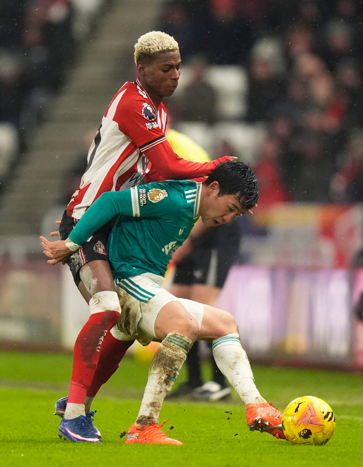 Sunderland's Nilson Angulo, left, and Liverpool's Wataru Endo battle for the ball during the English Premier League soccer match, in Sunderland, England, Wednesday, Feb. 11, 2026. (Danny Lawson/PA via AP) UNITED KINGDOM OUT; NO SALES; NO ARCHIVE; PHOTOGRAPH MAY NOT BE STORED OR USED FOR MORE THAN 14 DAYS AFTER THE DAY OF TRANSMISSION; MANDATORY CREDIT
