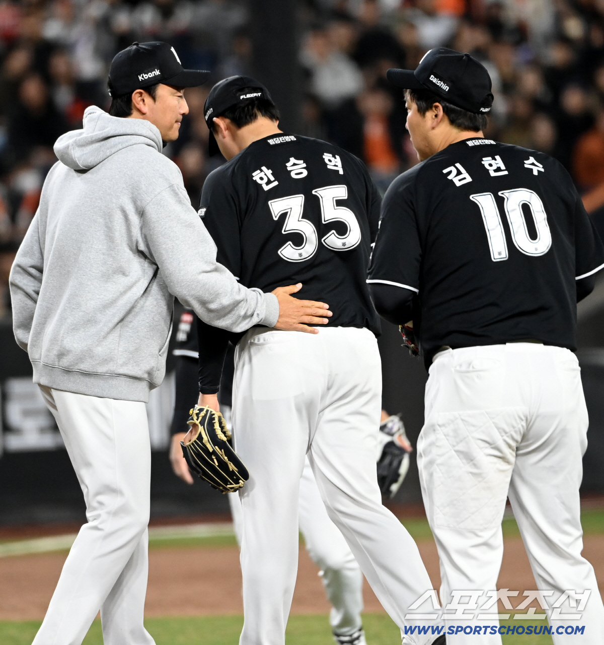 1일 대전한화생명볼파크에서 열린 KT와 한화의 경기. 7회말 KT 한승혁이 밀어내기 볼넷으로 실점 후 마운드를 내려가고 있다. 대전=허상욱 기자 wook@sportschosun.com/2026.04.01/