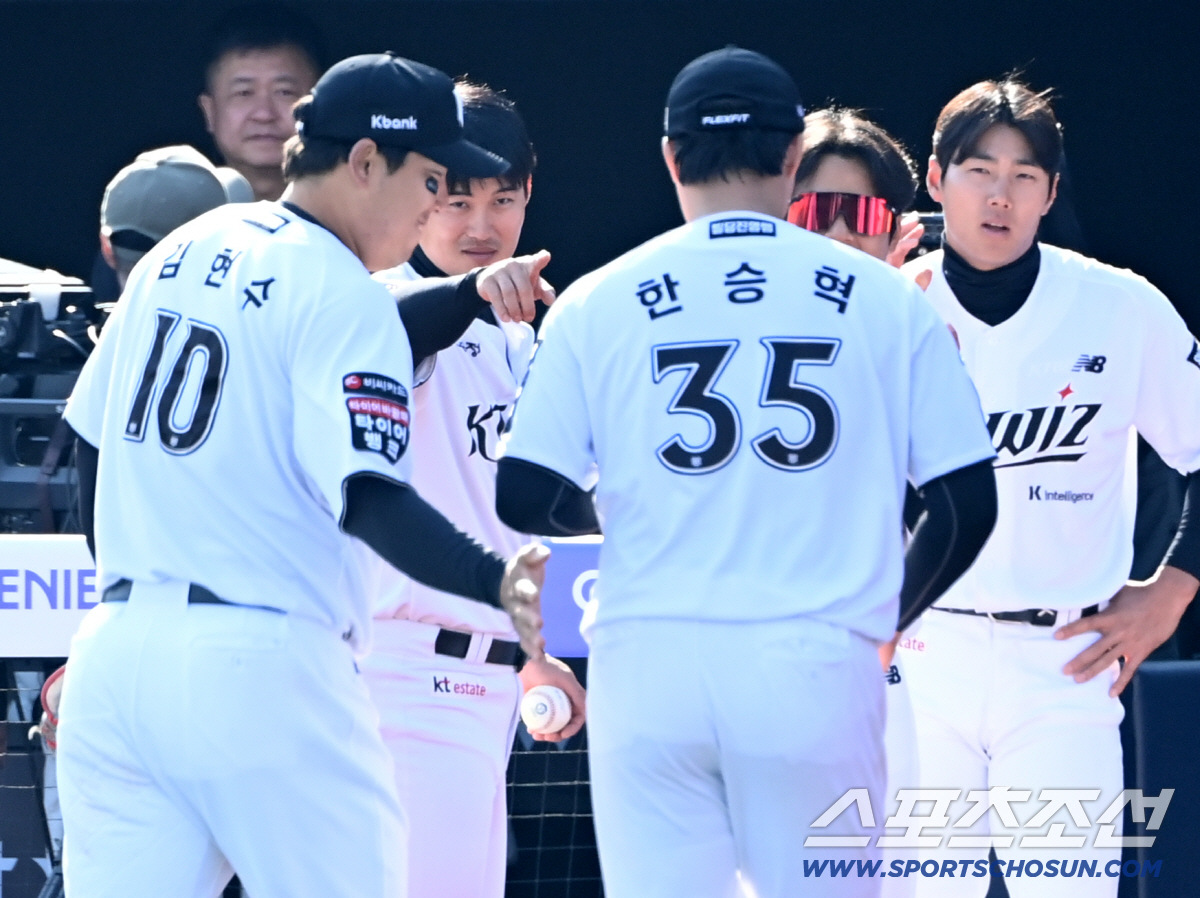 5일 수원KT위즈파크에서 열린 삼성과 KT의 경기. 8회초 무실점으로 투구를 마친 한승혁이 동료들의 환영을 받고 있다. 수원=허상욱 기자 wook@sportschosun.com/2026.04.05/