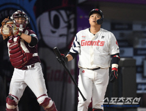 "프로한테 뭔 얘길 하나" → 김태형 감독, '라인업 제외' 한동희 침묵으로 응원 [부산 현장]