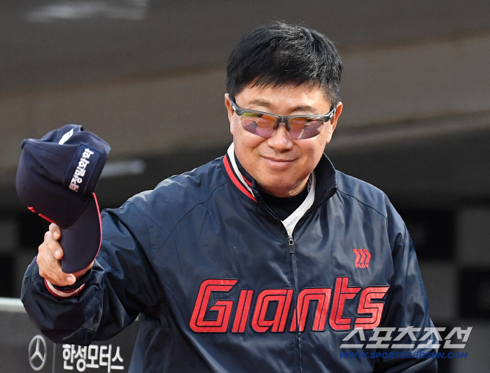 "프로한테 뭔 얘길 하나" → 김태형 감독, '라인업 제외' 한동희 침묵으로 응원 