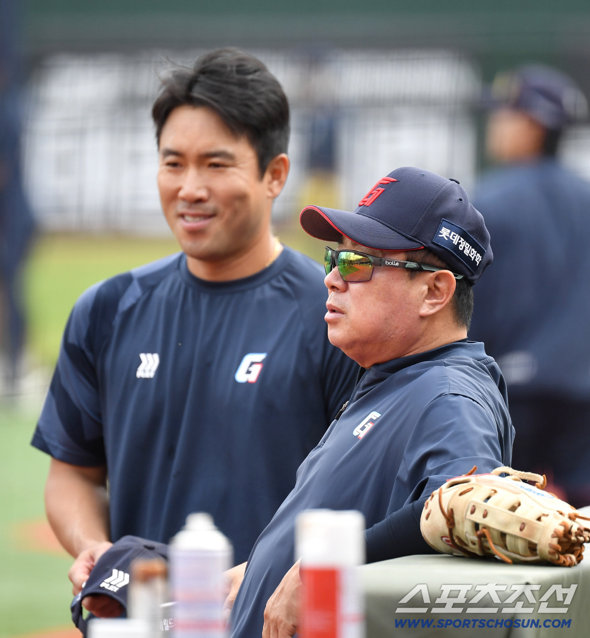 28일 부산 사직야구장에서 열리는 롯데와 키움의 경기. 전준우와 대화를 나누고 있는 롯데 김태형 감독. 부산=송정헌 기자 songs@sportschosun.com/2026.04.28/