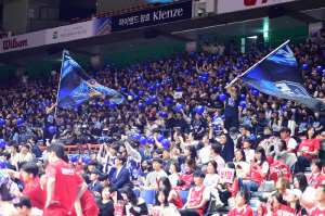 '마! 농구장에도 등장했다' KCC, 올해 PO부터 도입 효과 쏠쏠하네…소노는 '하늘색 신드롬' 타고 챔프전 날아올라