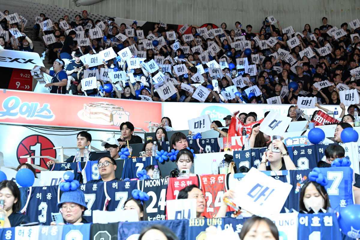 '마! 농구장에도 등장했다' KCC, 올해 PO부터 도입 효과 쏠쏠하네…소노는 '하늘색 신드롬' 타고 챔프전 날아올라