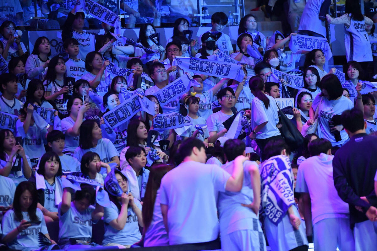 '마! 농구장에도 등장했다' KCC, 올해 PO부터 도입 효과 쏠쏠하네…소노는 '하늘색 신드롬' 타고 챔프전 날아올라