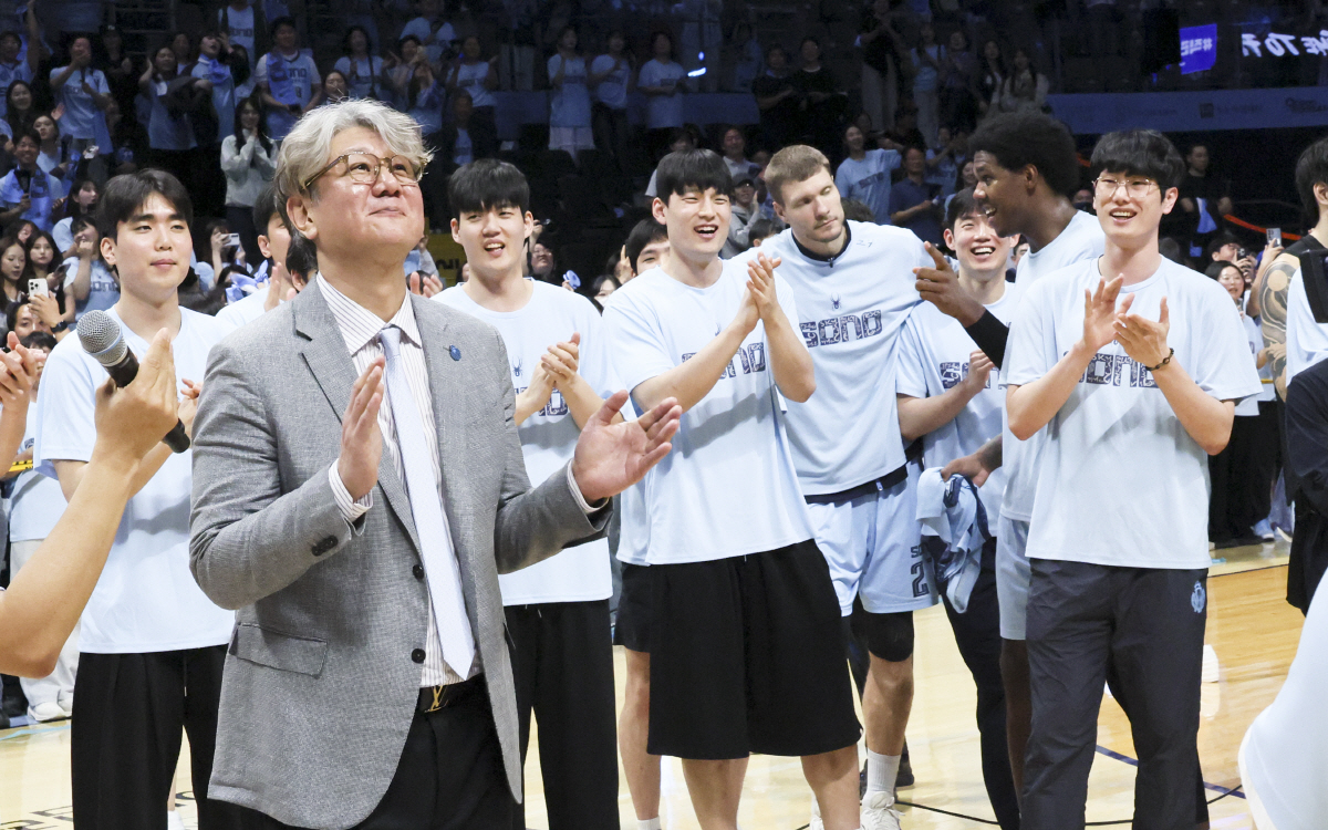 27일 고양 소노 아레나에서 열린 2025~2026 LG전자 프로농구 4강 플레이오프 3차전 고양 소노와 창원 LG 경기에서 승리한 소노 손창환 감독이 펜들의 축하에 기뻐하고 있다. 2026.4.27
