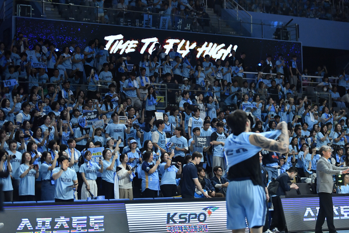 '마! 농구장에도 등장했다' KCC, 올해 PO부터 도입 효과 쏠쏠하네…소노는 '하늘색 신드롬' 타고 챔프전 날아올라