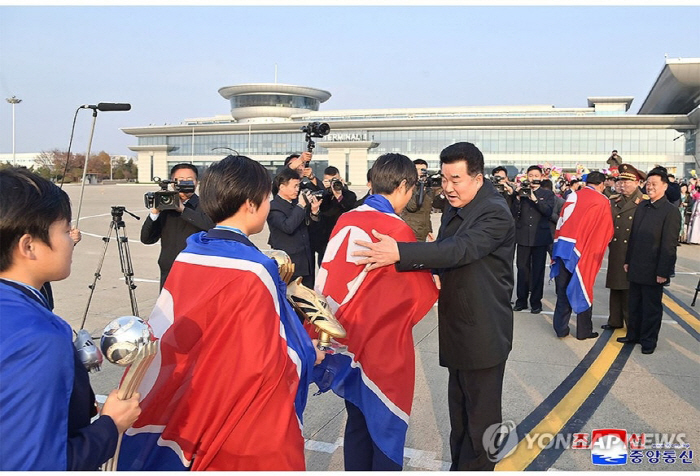 모로코에서 열린 국제축구연맹(FIFA) 2025년 17세 이하(U-17) 여자월드컵에서 우승한 북한 선수들이 지난 15일 평양으로 돌아왔다고 조선중앙통신이 17일 보도했다. 김일국 체육상이 평양국제비행장에서 선수들을 격려하고 있다. 노동신문과 내각 기관지 민주조선은 이날 1면에 귀국 소식을 게재했다연합뉴스