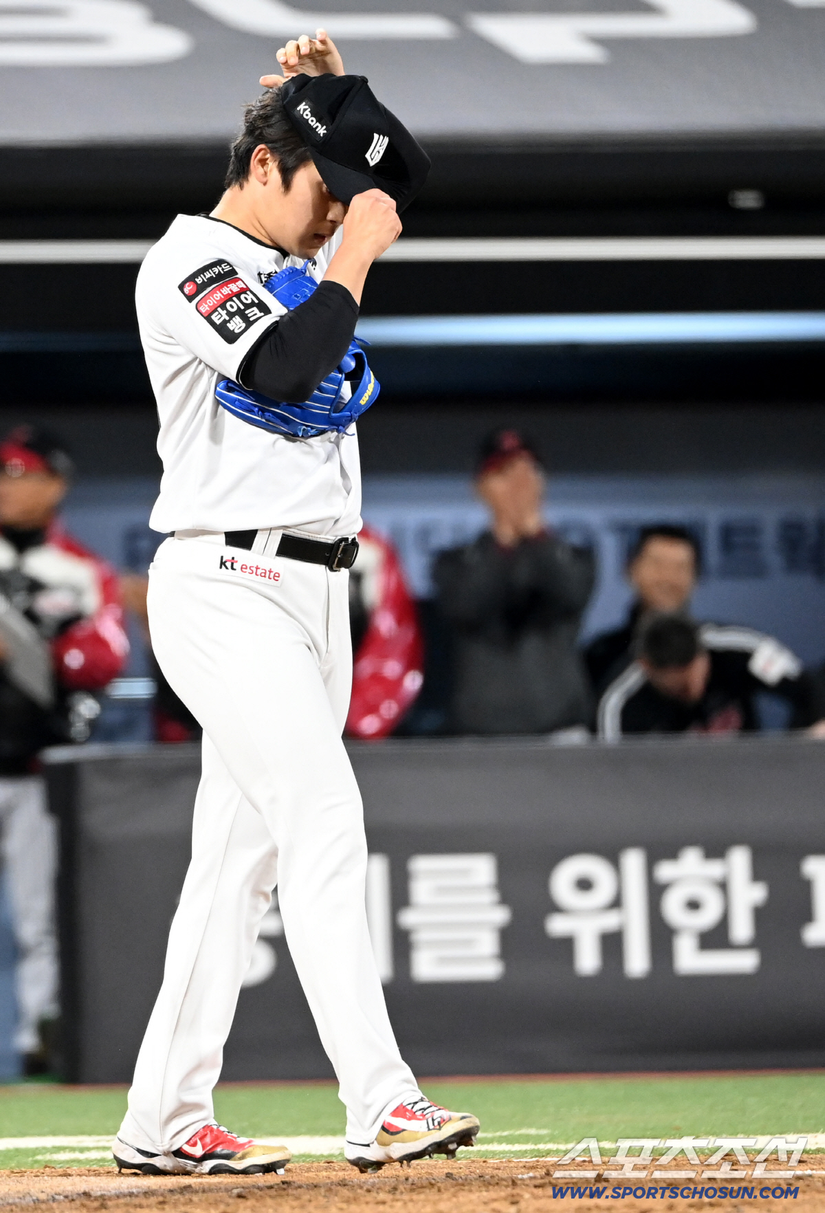 28일 수원KT위즈파크에서 열린 LG와 KT의 경기, 8회초 2사 2,3루 박영현이 오지환에 재역전 2타점 적시타를 내준 뒤 아쉬워하고 있다. 수원=허상욱 기자 wook@sportschosun.com/2026.04.28/