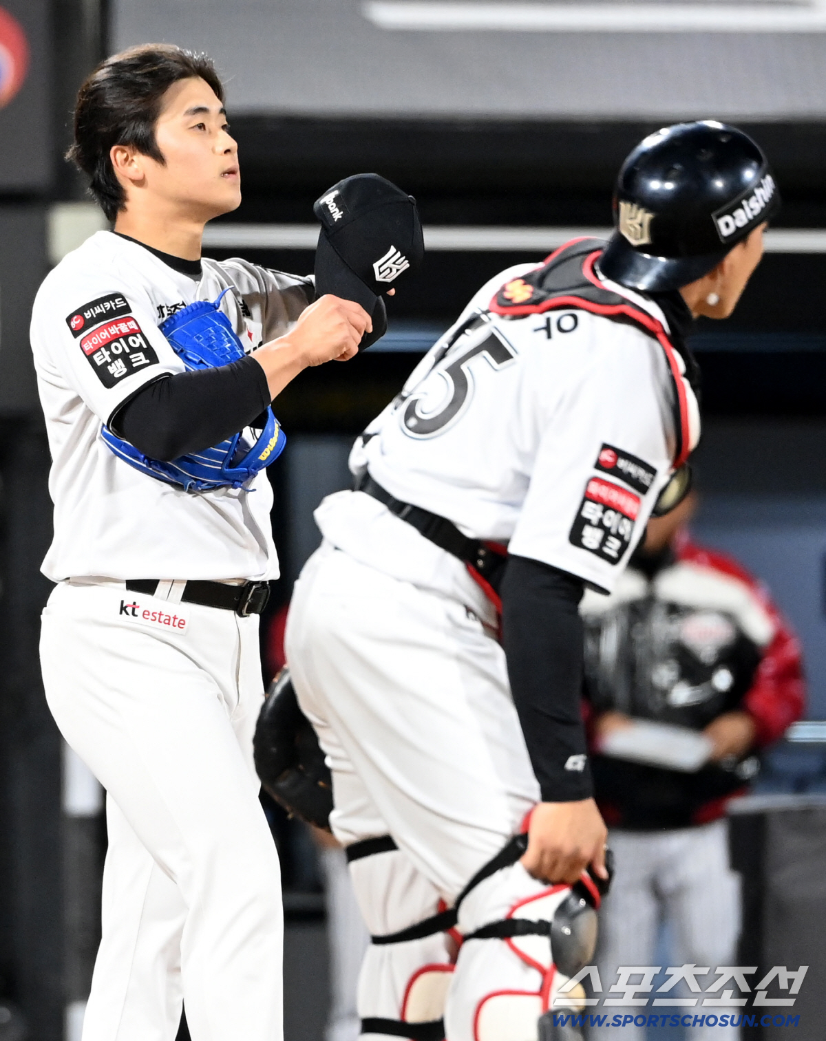 28일 수원KT위즈파크에서 열린 LG와 KT의 경기, 8회초 2사 2,3루 박영현이 오지환에 재역전 2타점 적시타를 내준 뒤 아쉬워하고 있다. 수원=허상욱 기자 wook@sportschosun.com/2026.04.28/