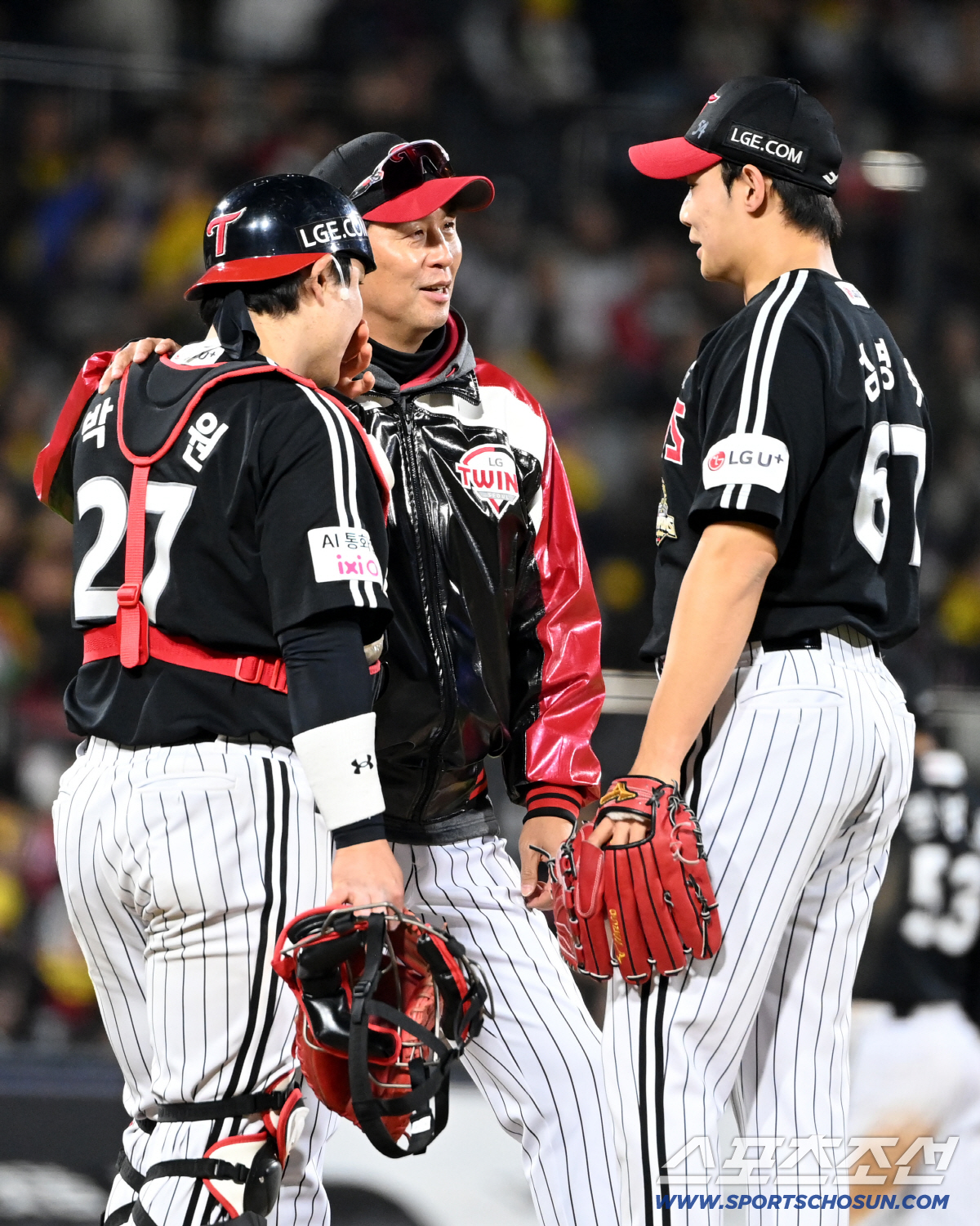 28일 수원KT위즈파크에서 열린 LG와 KT의 경기, 9회말 LG 김영우가 위기를 맞자 김광삼 투수코치가 마운드에 올라와 이야기를 하고 있다. 수원=허상욱 기자 wook@sportschosun.com/2026.04.28/