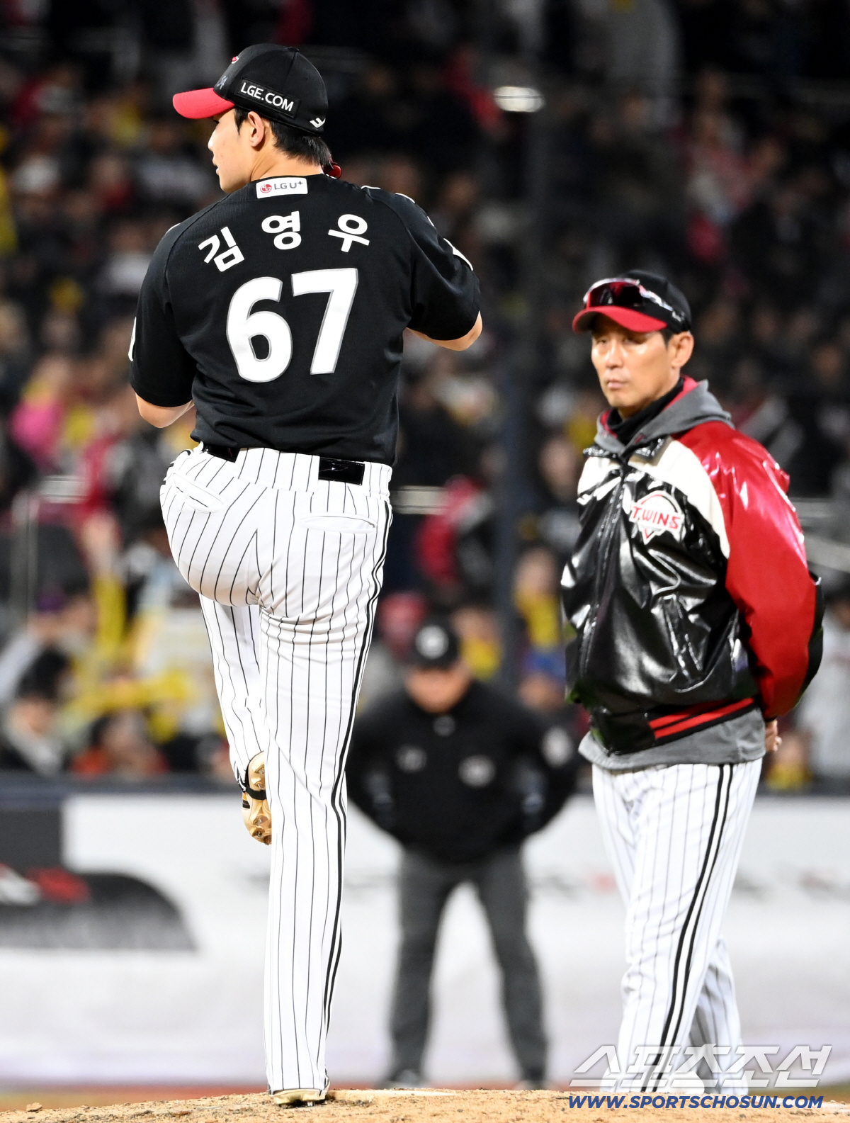 28일 수원KT위즈파크에서 열린 LG와 KT의 경기, 9회말 마운드에 올라 연습투구를 하는 LG 김영우. 수원=허상욱 기자 wook@sportschosun.com/2026.04.28/