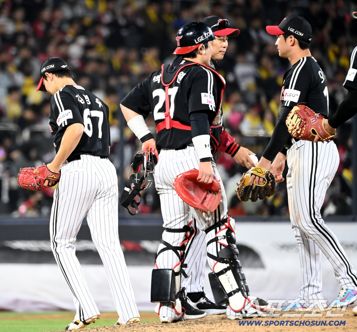 28일 수원KT위즈파크에서 열린 LG와 KT의 경기, 9회말 1사 만루 위기를 내준 김영우가 마운드를 내려가고 있다. 수원=허상욱 기자 wook@sportschosun.com/2026.04.28/