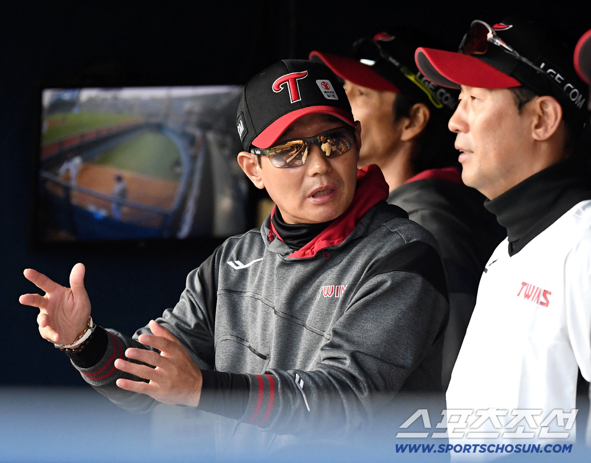 24일 잠실야구장에서 열린 LG와 두산의 경기. 김광삼 투수코치와 열띤 토론을 벌이고 있는 LG 염경엽 감독. 잠실=송정헌 기자 songs@sportschosun.com/2026.04.24/